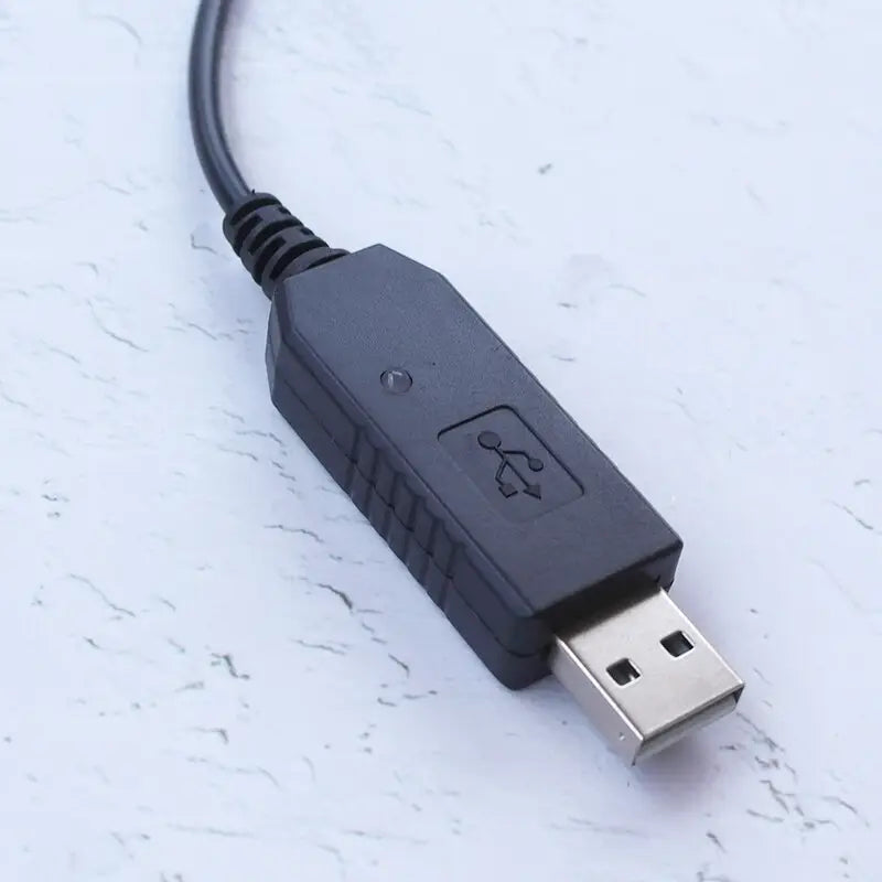 Adaptateur USB vers série noir avec connecteur USB métallique et boîtier en plastique texturé pour câble de charge USB de talkie-walkie Baofeng et chargeur de bureau