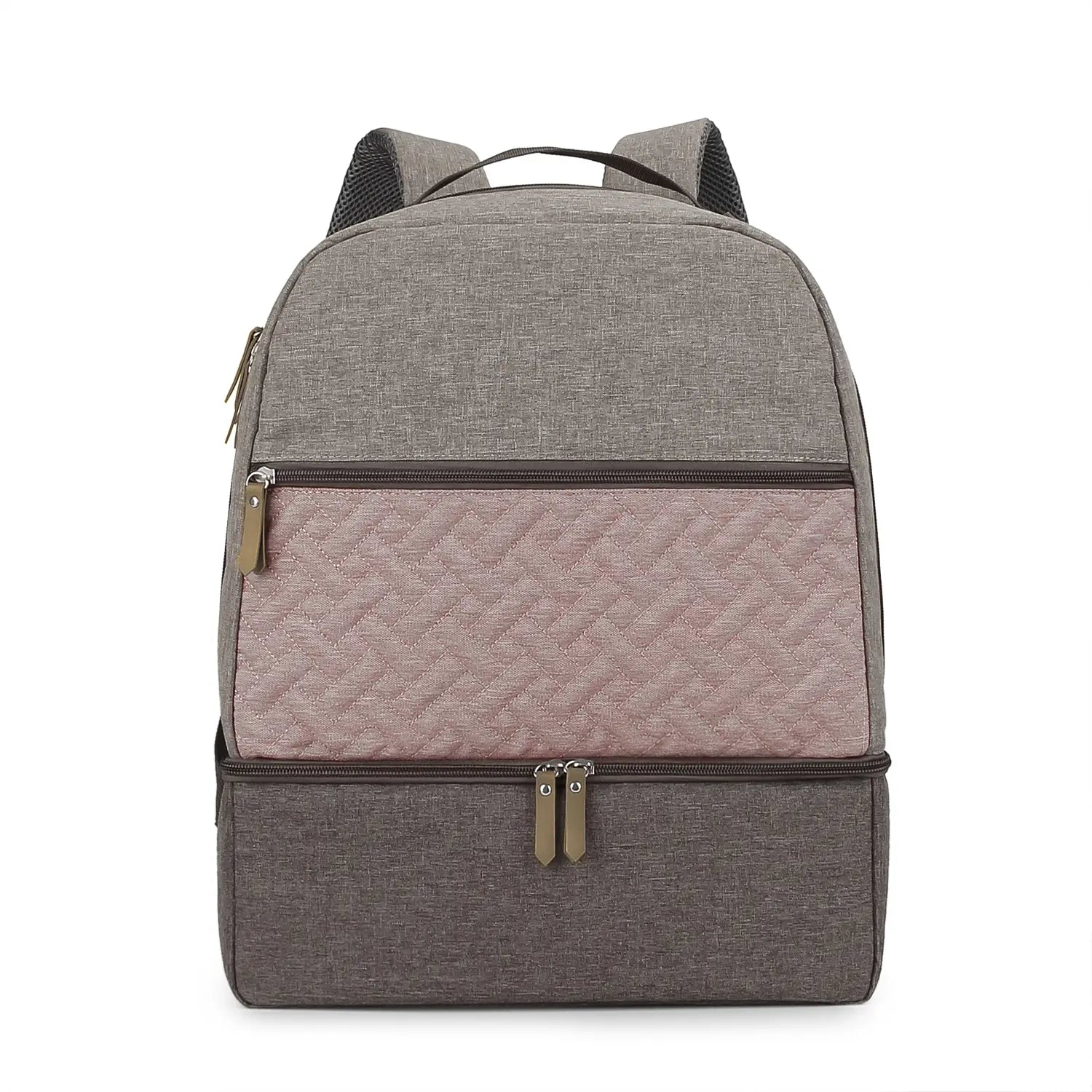 Isolierter grauer und rosa gesteppter Baby-Windelrucksack mit strukturierten Stoffeinsätzen und dunkelbraunen Reißverschlüssen.