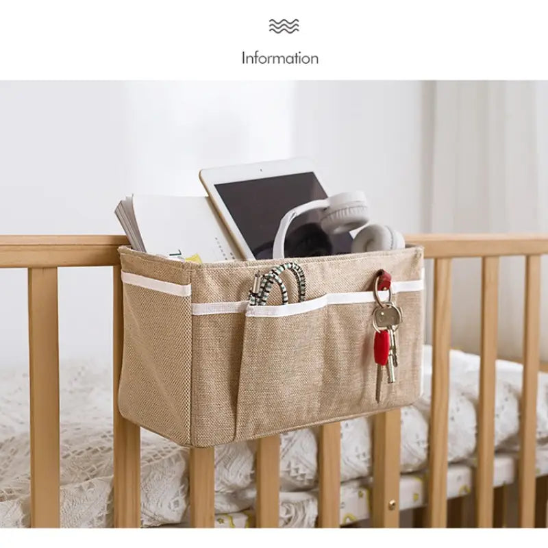 beiges gewebtes Aufbewahrungstaschen-Set für das Schlafzimmerbett mit weißem Abschluss, mit mehreren Taschen zur Organisation im Kinderzimmer.
