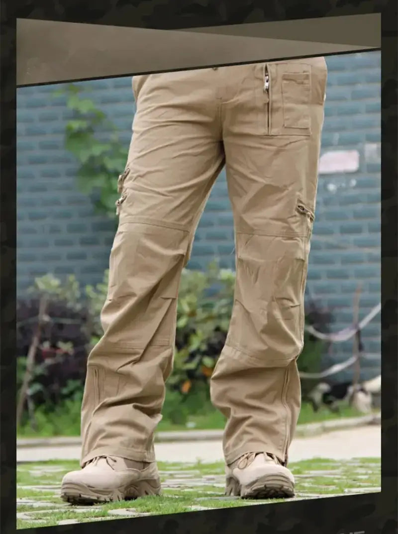 Herren-Tactical-Cargo-Hosen aus beiger Baumwollware mit mehreren robusten Taschen für eine verbesserte Funktionalität.
