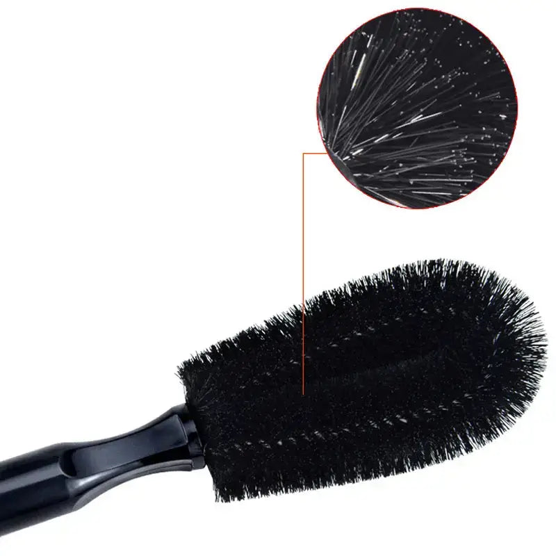 Brosse de nettoyage pour roues de voiture en microfibre à soies denses et rigides, avec une poignée en plastique élégante conçue pour un nettoyage efficace des pneus et des jantes.