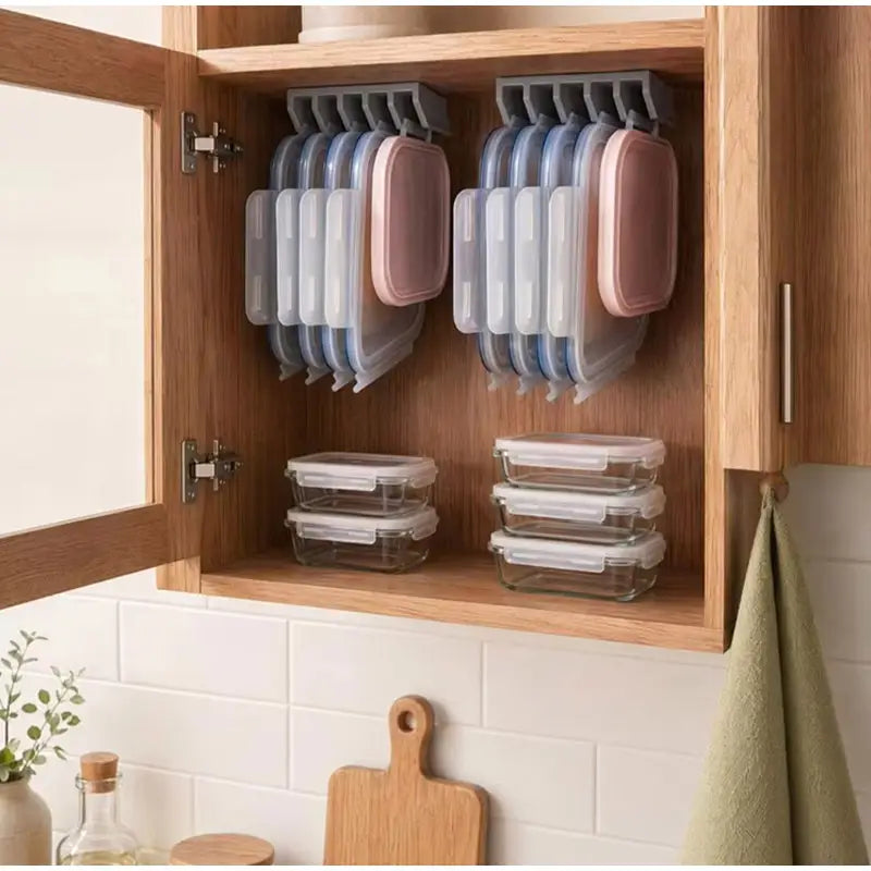 Récipients de conservation des aliments en verre transparent et en plastique translucide, avec couvercles roses, bleus et blancs, rangés avec soin dans un placard en bois à l’aide d’un support de couvercles de récipients de conservation des aliments en plastique et d’une tringle sous étagère.