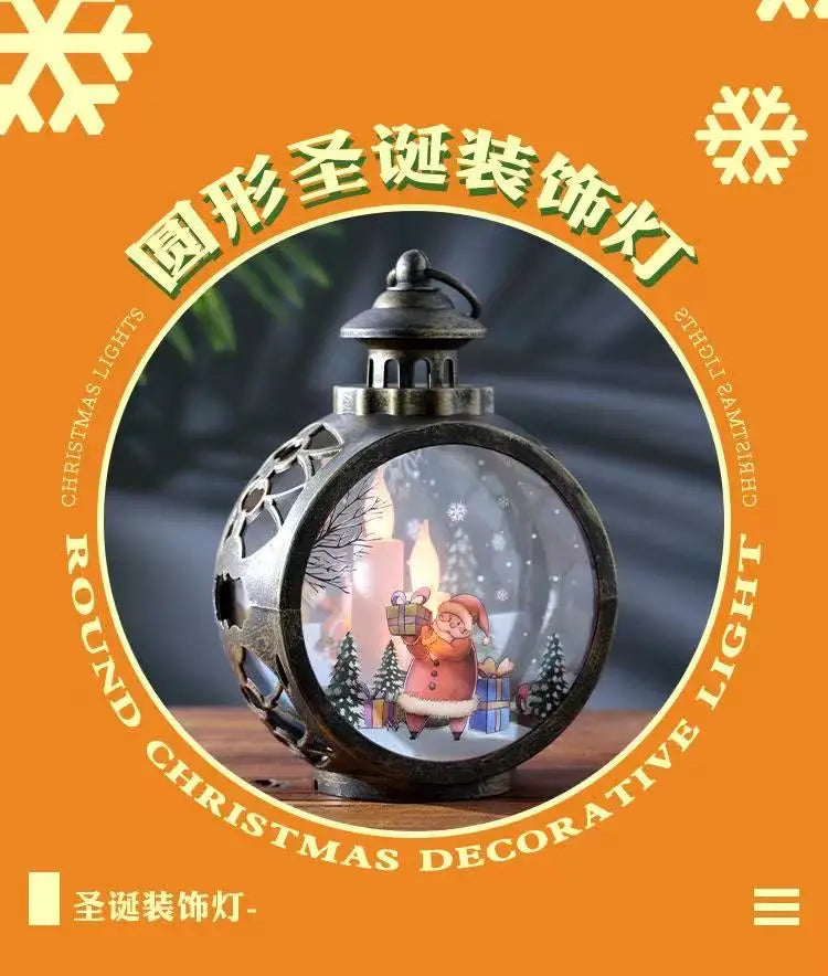 丸くダークな金属仕上げのイルミネーション付きクリスマスランタンで、精巧な切り抜き模様が施されたデスクトップ用の装飾。ガラスグローブの中には、プレゼント、降る雪、松の木、そしてキャンドルを備えた、光り輝くサンタクロースの情景が描かれています。