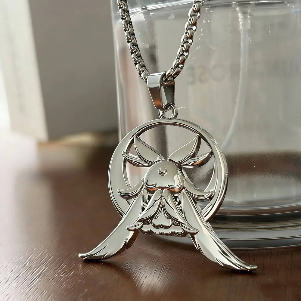 Genshin-Impact-Columbina-Cosplay-Silberkette mit einem silberfarbenen Metallanhänger in Form einer stilisierten, geflügelten Engelsfigur mit fließenden Flügeln und einer schwebenden, haloringförmigen Aureole, an einer passenden Kette, ideal für Fans und geeignet für Kaufoptionen per Banküberweisung