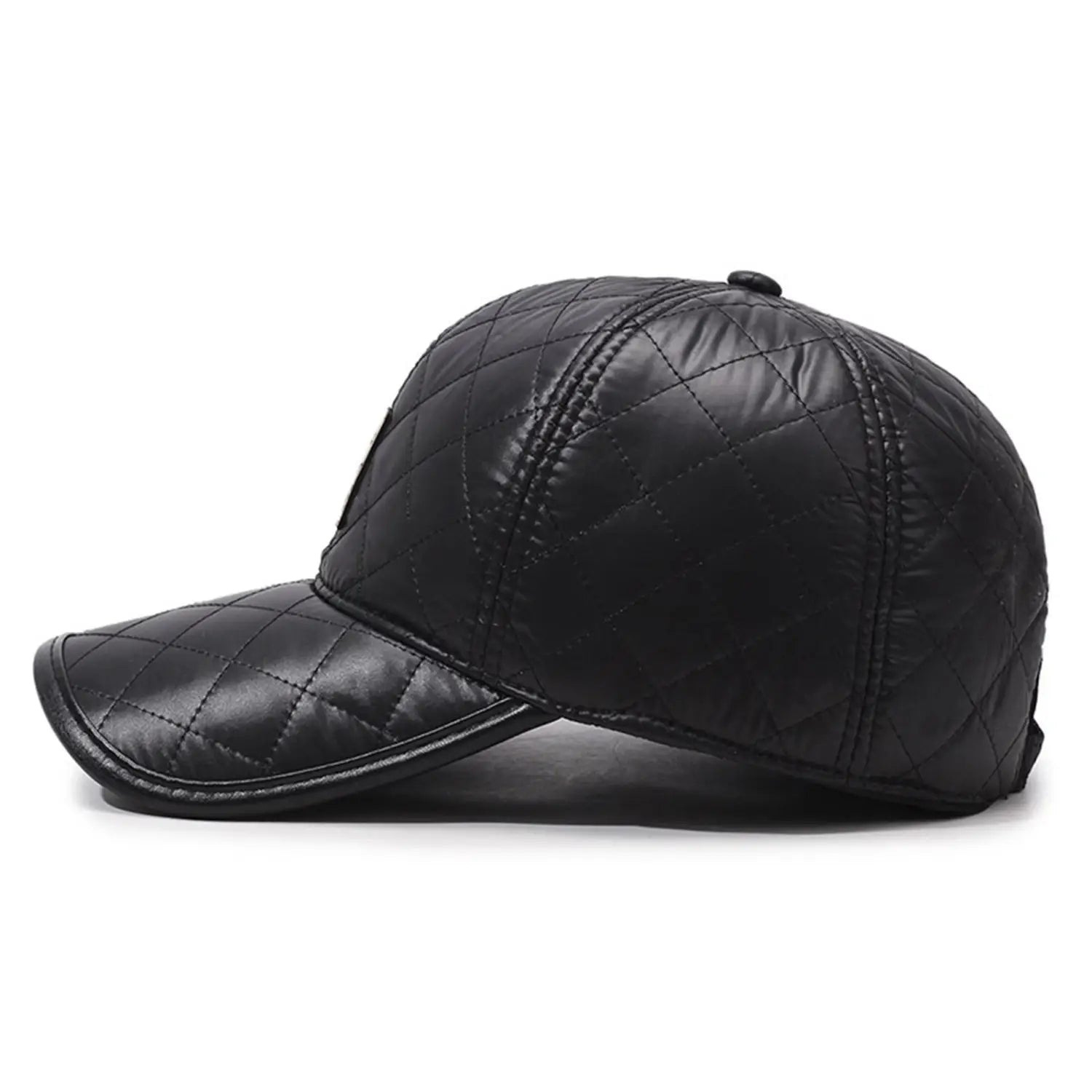 Casquette de baseball en cuir matelassé noir avec calotte structurée, visière courbée et rabats d’oreilles chauds, conçue comme bonnet de Noël.