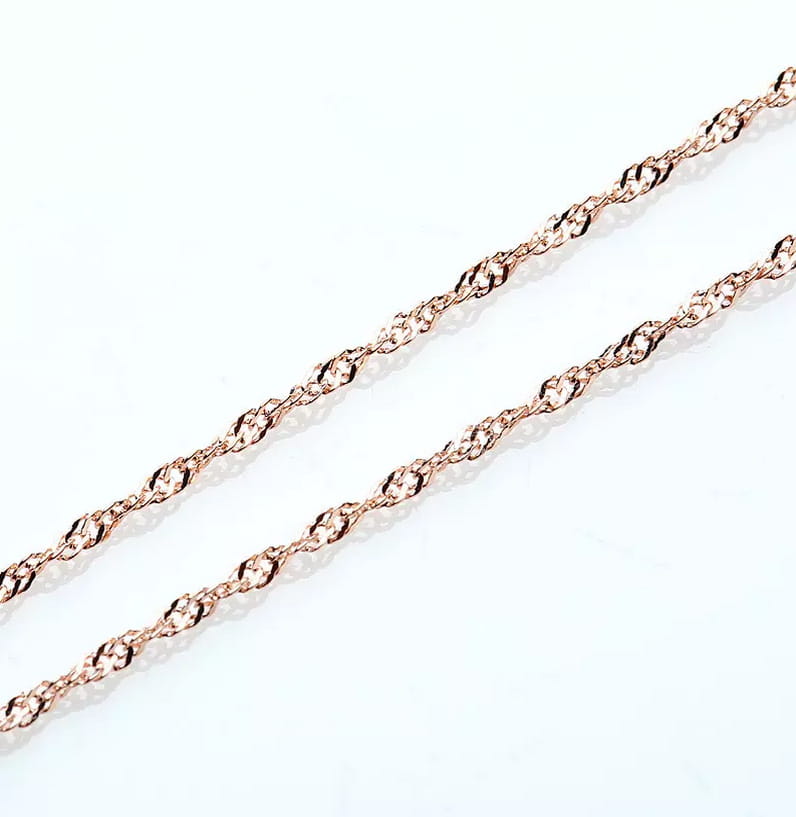 Collar de moissanita en plata de ley con tono oro rosa que presenta una cadena trenzada en oro rosa.