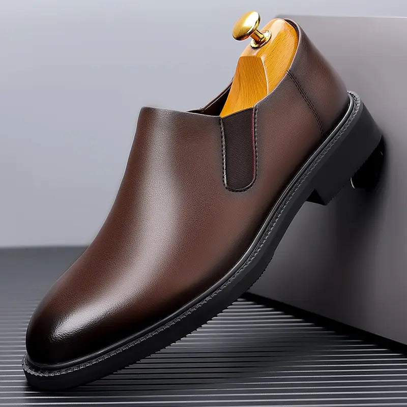 Chaussure habillée à enfiler en cuir pour hommes, marron, avec finition polie et élégante et semelle en caoutchouc noir.