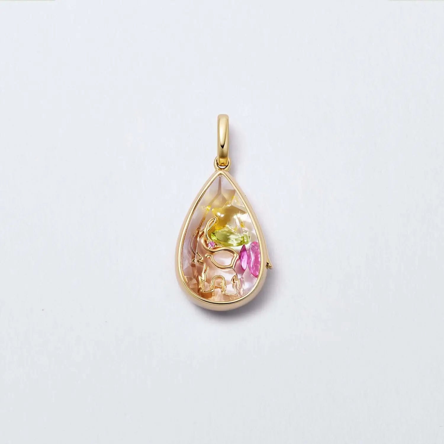 Collier pendentif ouvert en or 18 carats en forme de goutte pour femmes et jeunes filles, style simple, avec un dôme en résine transparent renfermant une composition détaillée de pierres précieuses colorées, avec des pierres jaunes et roses.