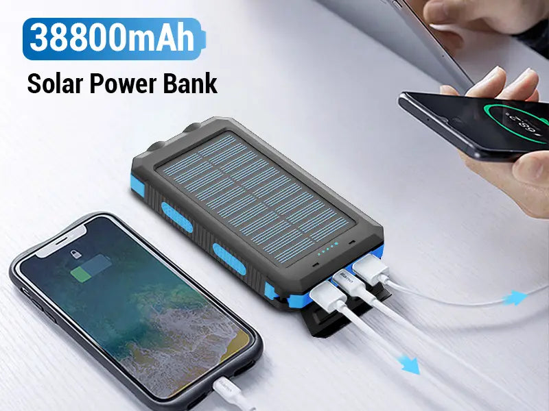 Robuste Solar-Powerbank Schwarz und Blau mit 50000 mAh, tragbares Ladegerät mit einer Kapazität von 38800 mAh und integrierter Solarpanel für das Laden im Freien.
