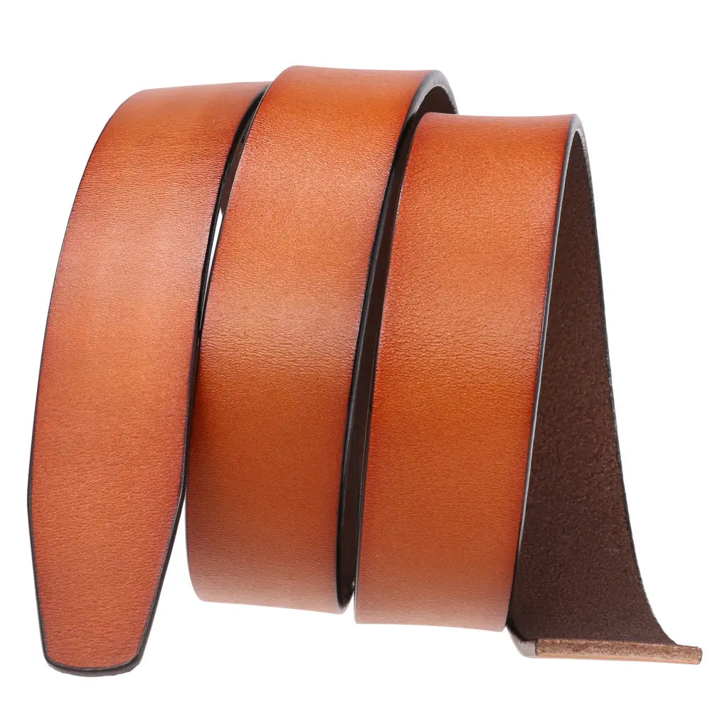 Sangle en cuir à cliquet sans trous 3,5 cm pour homme en cuir beige, avec une surface lisse légèrement texturée et une doublure intérieure brun foncé.