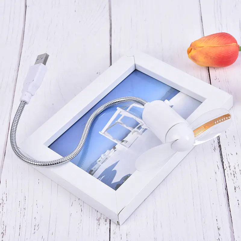Lámpara de escritorio flexible blanca con USB y cuello flexible metálico, con cabeza ajustable, integrada en un producto de ventilador de reloj USB con LED para ordenador portátil de diseño portátil y flexible.