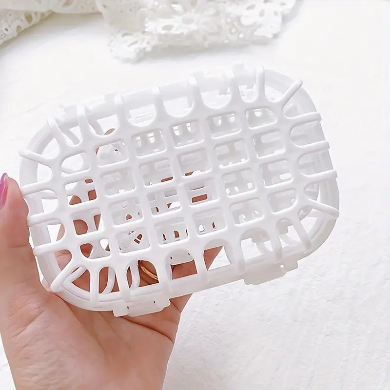 jabonea de plástico blanco con diseño de rejilla, destinada a funcionar como organizador de artículos pequeños en una cesta para lavavajillas, para un drenaje y almacenamiento eficientes