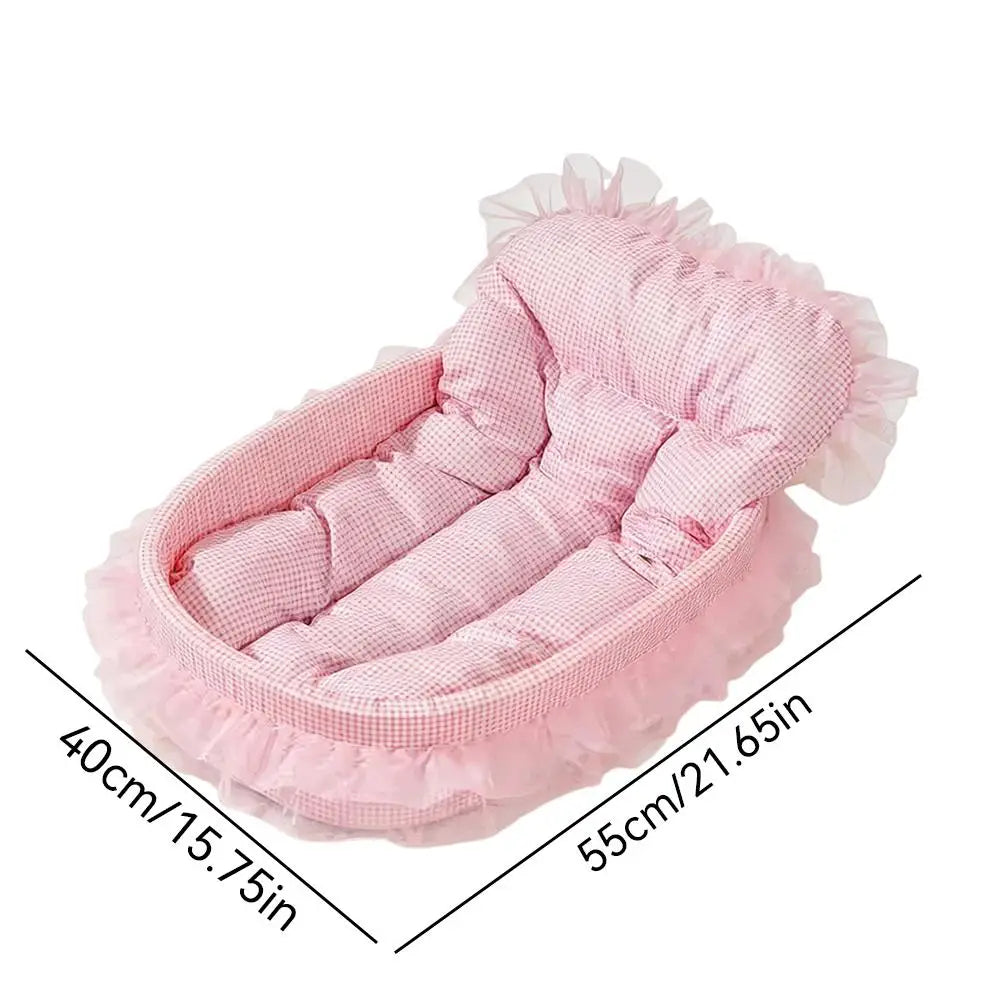 Cama para mascotas de tela a cuadros rosa, con estilo de moisés para bebé y ribete de tul fruncido, diseñada como cojín a cuadros para perros pequeños.
