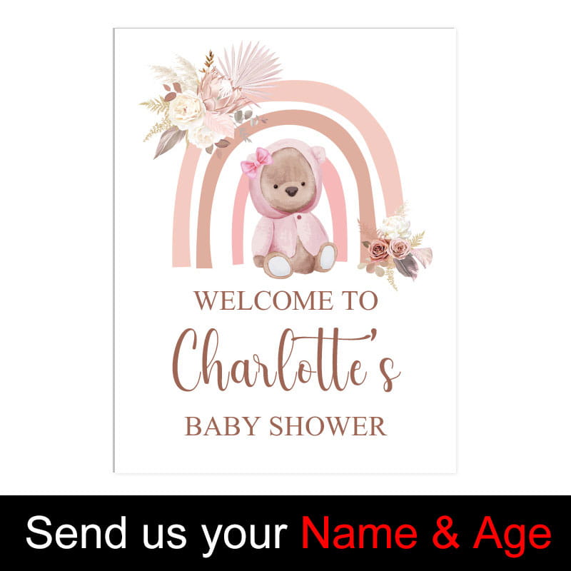 Un letrero de bienvenida personalizado para baby shower que presenta una encantadora impresión en acuarela rosa y beige de un osito de peluche con un atuendo a juego, debajo de un arcoíris arqueado con acentos florales.