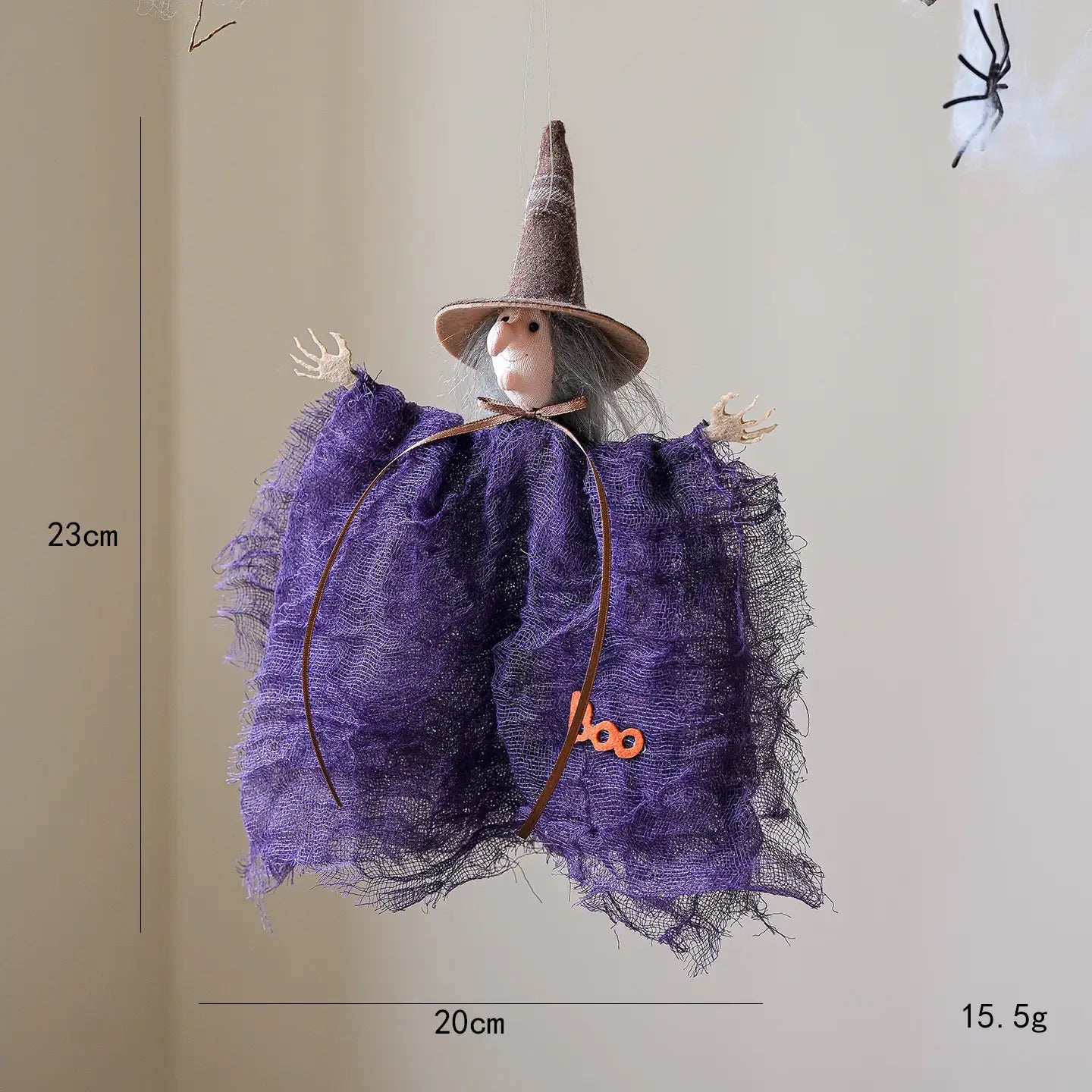 Colgante de bruja de textura deshilachada morada, adorno de halloween, con sombrero puntiagudo marrón y un encanto de boo naranja.