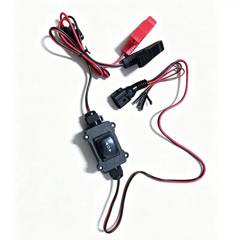 Werkzeug zum Lösen des EPB-Bremssattels für den Elektromotor mit schwarzem Kunststoffgehäuse, roten und schwarzen Kabeln, Stromanschlussstecker und zwei Krokodilklemmen zur Reparatur am Fahrzeug.