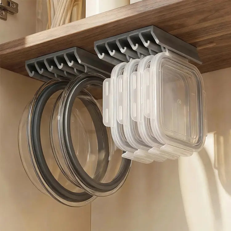 Étagère de rangement à couvercle montée sur étagère en plastique gris, contenant des boîtes de rangement en verre transparent et en plastique transparent, pour un rangement peu encombrant des couvercles.