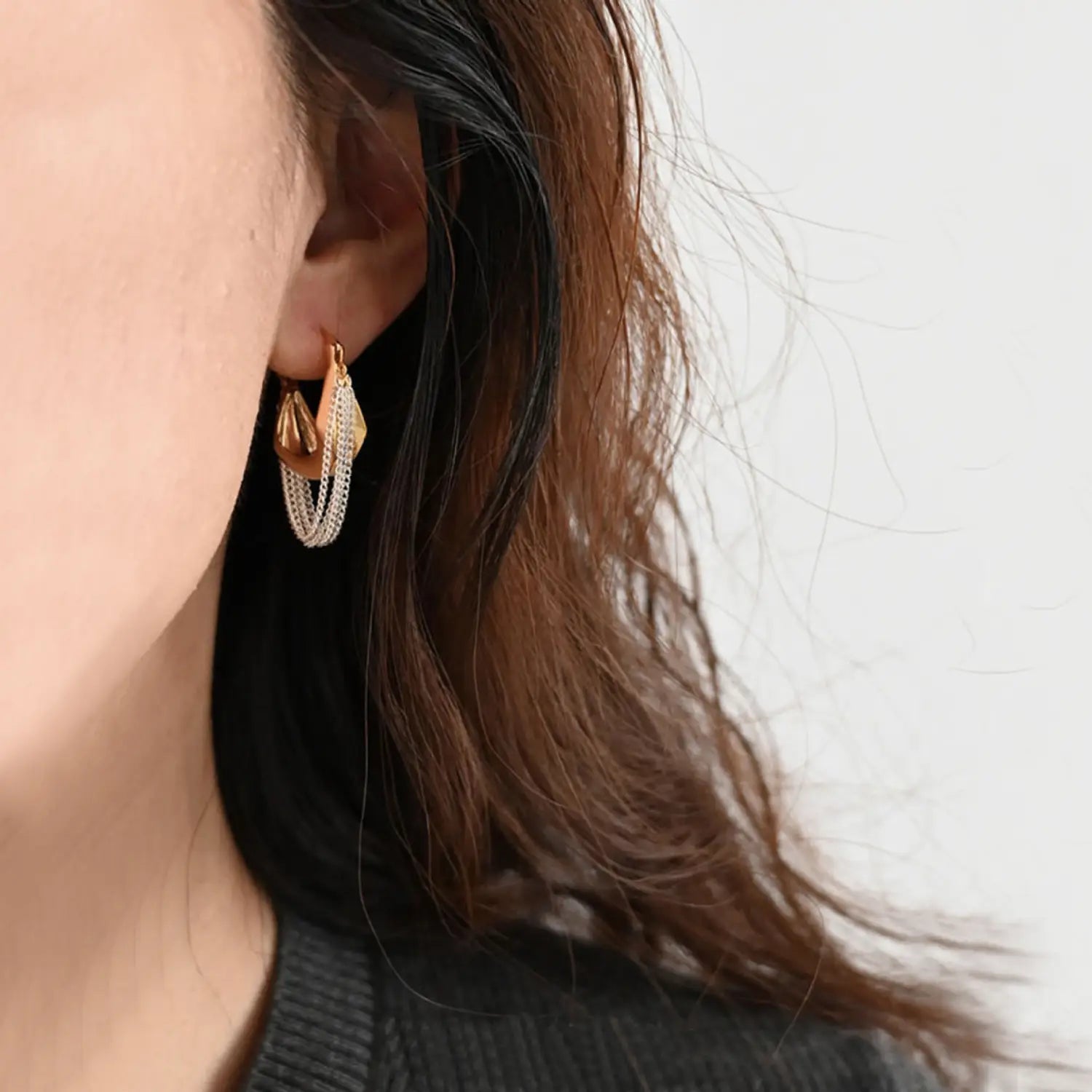 Goldfarbener Kettenquasten-Creolenohrring mit geschichtetem, texturiertem Design und zarten Kettendetails mit kleinen eingelassenen Steinen in Gold und Silber zweifarbig