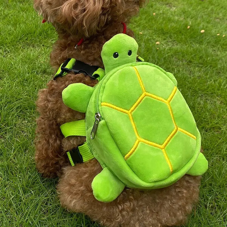 Mochila de perro con forma de tortuga de felpa verde brillante con detalles de costura amarilla, diseñada para transportar mascotas.