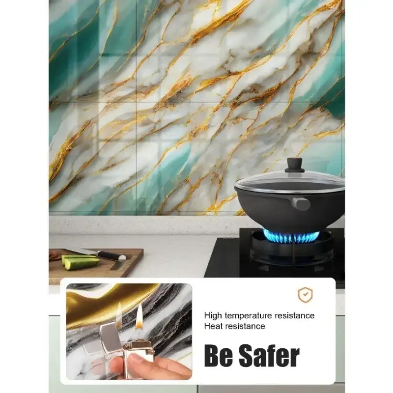 Sartén negra antiadherente con tapa de vidrio transparente y mango negro sobre un quemador de cocina a gas, que ilustra pegatinas para azulejos duraderas con respaldo adhesivo para paneles de mármol autoestáticos impermeables y autoadhesivos.