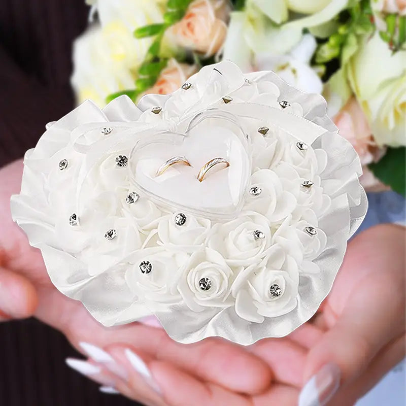 ハート型のセンターと繊細な布製バラを備えた白いフローラルのラインストーン結婚指輪リングピロー（ブライダルブーケ用）。