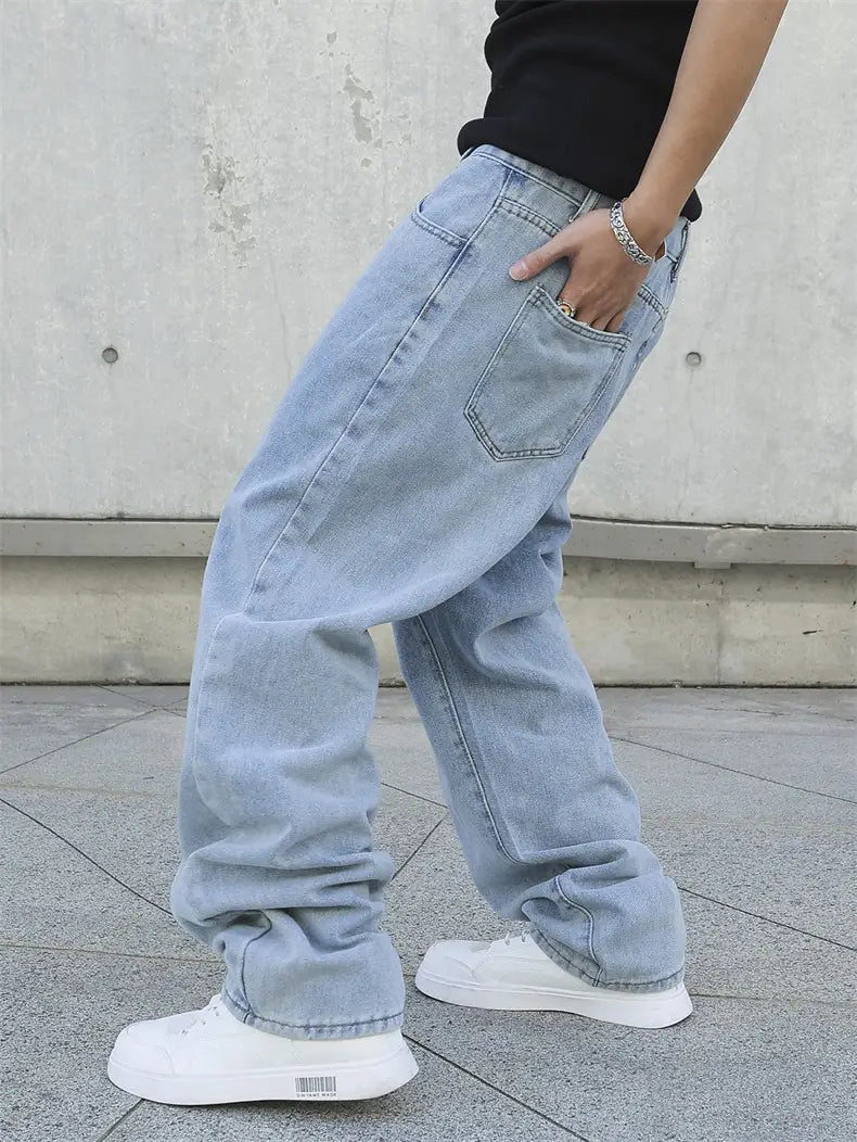 Jeans en denim Y2K hommes ample à jambe large en denim clair, avec coupe ample décontractée et détails de couture classiques.