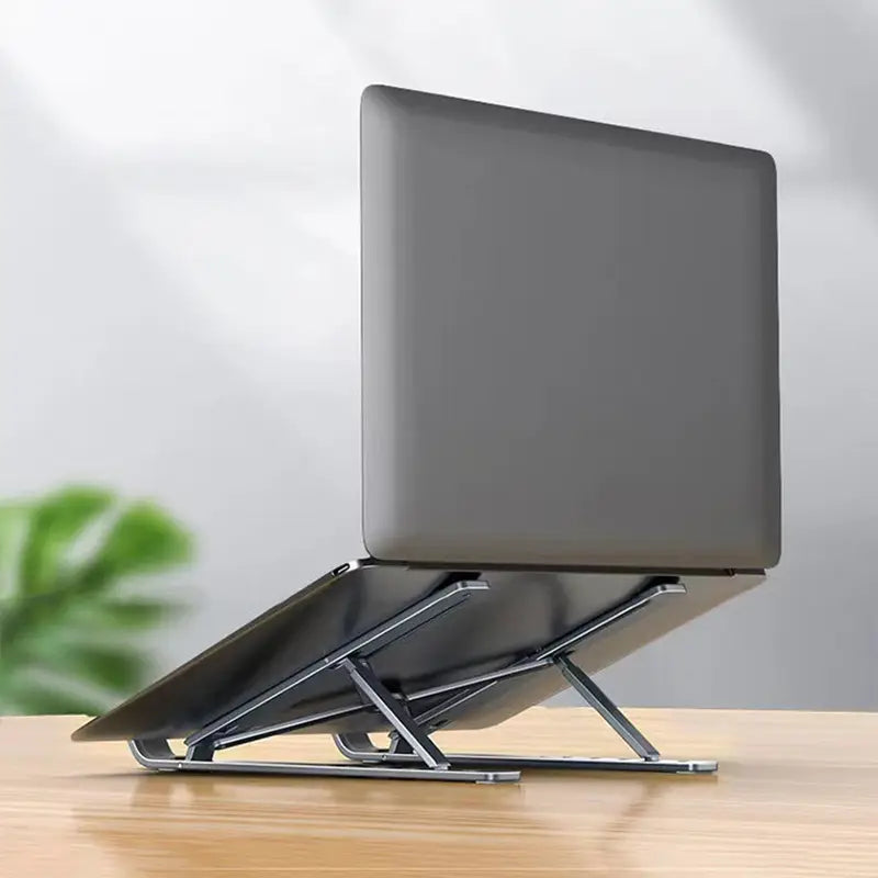 silberner Metall-Laptopständer mit elegantem minimalistischem Design, der ein graues Laptop unterstützt, mit verbesserter Wärmeableitung für optimale Kühlung.