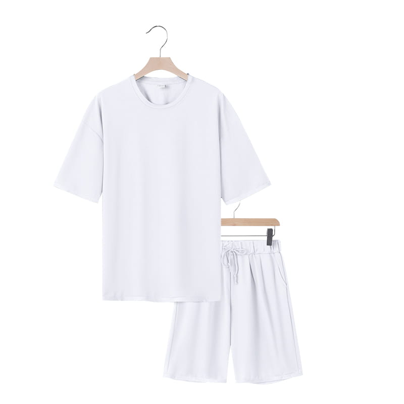 Conjunto veraniego de dos piezas para hombre, camiseta casual blanca de algodón de manga corta y conjunto de pantalones cortos a juego, exhibidos en perchas de madera.