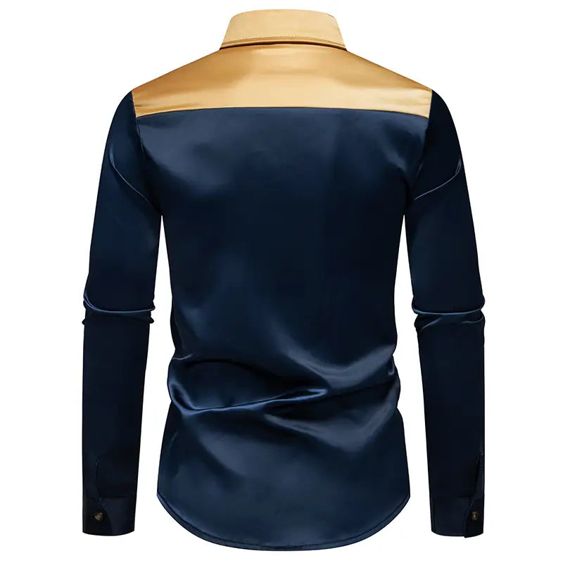 Ein elegantes navyblaues Satin-Herrenhemd mit goldfarbenem Besatz am Kragen und Schulterpaneel.