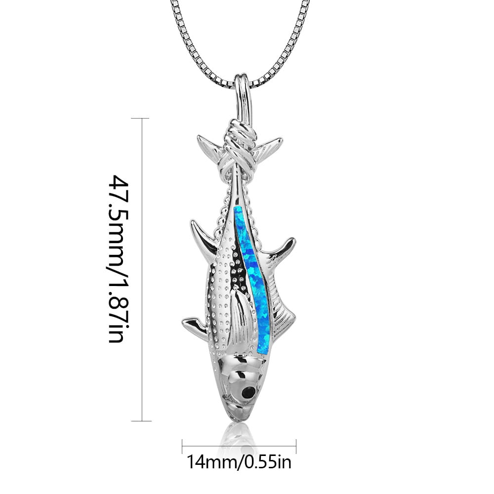 Collier pendentif en forme de poisson en argent, avec un placage d’opale bleue éclatant le long de son côté, issu de la collection « Blue Opal Fish Pendant Necklace Silver Ocean Jewelry ».