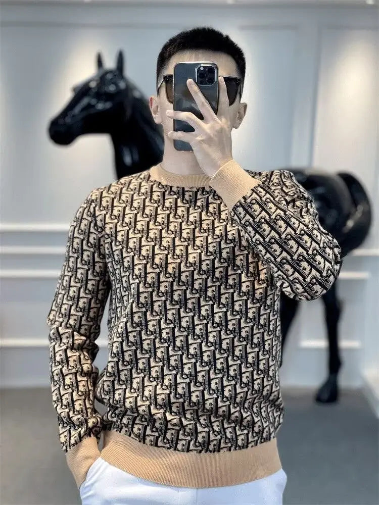 Beiger und schwarzer gemusterter Monogramm-Strickpullover im Slim-Fit-Stil mit sich wiederholendem Design in einem komfortablen Strickmaterial.
