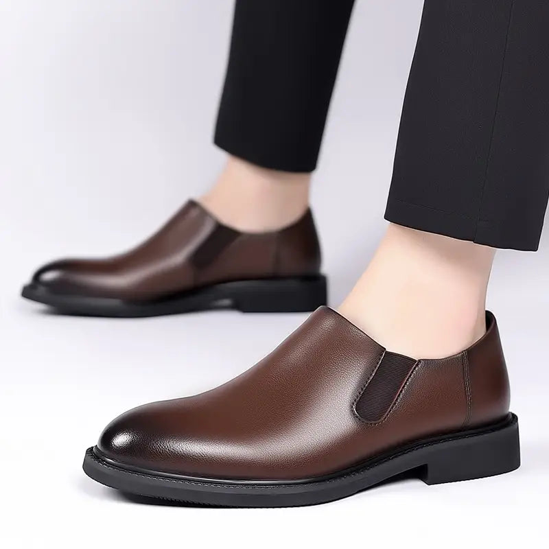 chaussures habillées à enfiler en cuir pour hommes, marron, fabriquées en cuir marron poli, avec une finition soignée et des semelles en caoutchouc noir.