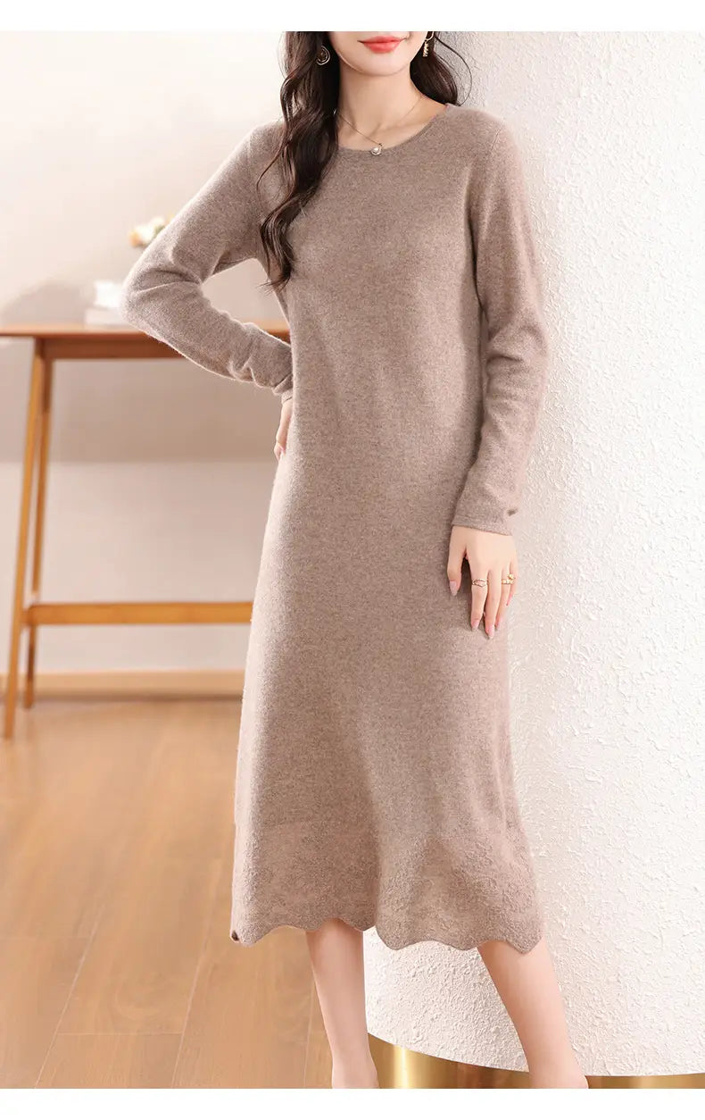 Ein weiches beiges Wollstrickkleid mit langen Ärmeln und gesäumter Volantabschlusslinie.