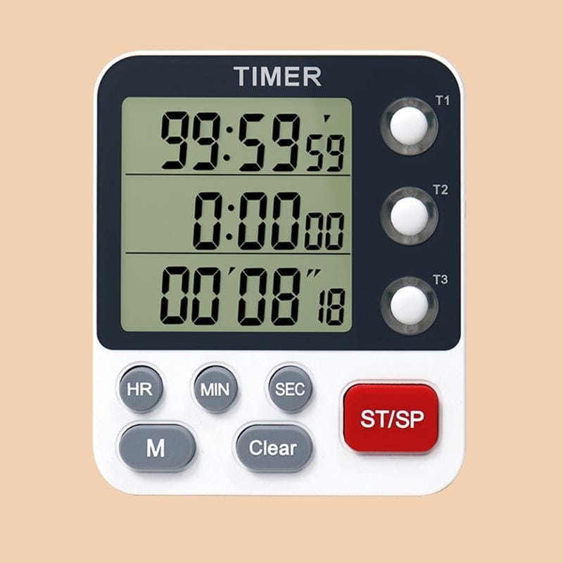 Weißer digitaler Küchen-Timer mit drei Kanälen und lauter Alarmfunktion; schwarze Anzeigefläche mit drei Zeiteinstellungen und mehreren Bedientasten, einschließlich einer roten Start-Stopp-Taste