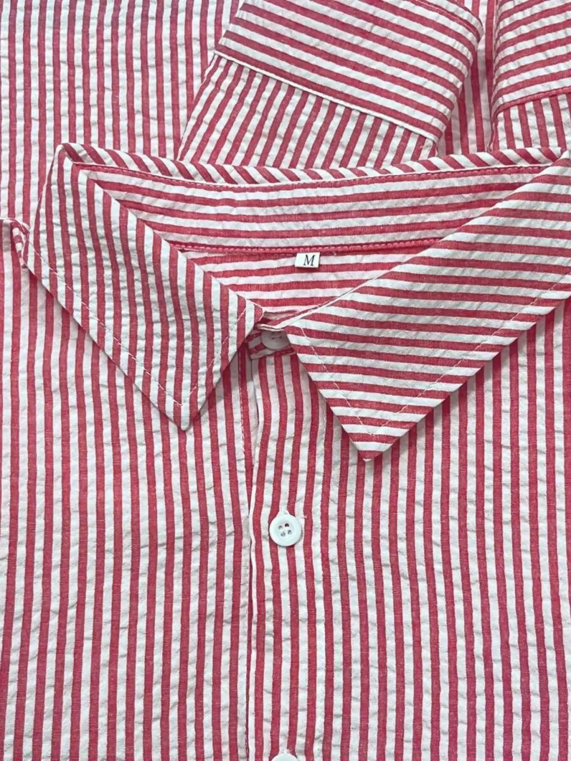 Chemise boutonnée rouge et blanche à rayures, en coton, pour homme, avec col classique.