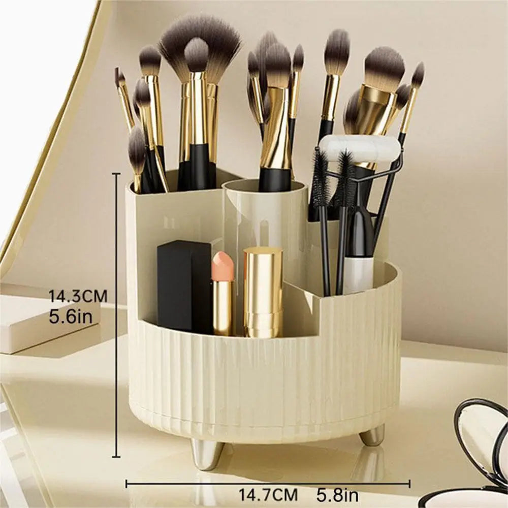 Boîte de rangement pour bureau en plastique côtelé de couleur crème, avec trois compartiments et de petits pieds, conçue comme un organisateur de rangement rotatif pour les pinceaux à maquillage et les produits de soin.