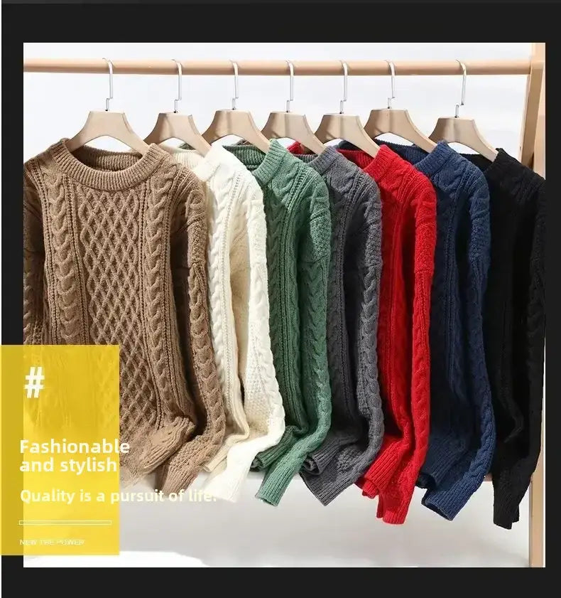 Eine Kollektion von Herren-Cardigan-Lockenstrick-Sweatern im lässigen Winterstil in gemütlichem Zopfstrickmaterial mit erdigen Tönen und lebhaften Farben, darunter Beige, Creme, Grün, Rot, Navyblau, Grau und Schwarz.