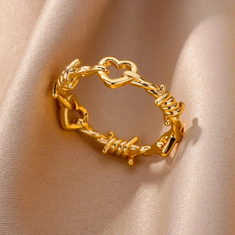 anillo de acero inoxidable color dorado para mujeres, con eslabones entrelazados con forma de corazón y detalles de alambre trenzado, diseñado como joyería de boda vintage
