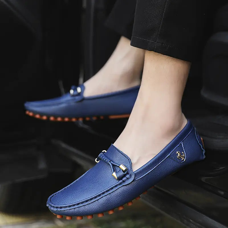 Chaussures à enfiler habillées en cuir pour hommes se portant sans effort avec des chaussures décontractées en cuir bleu, avec une boucle ton or et une semelle en caoutchouc orange