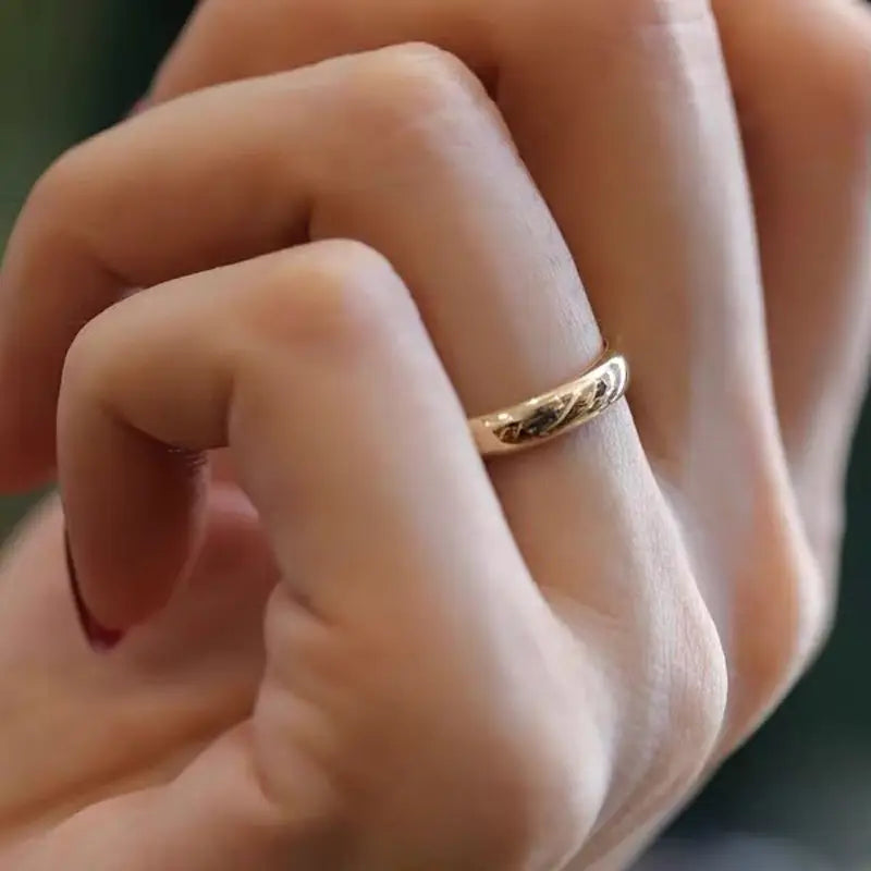 Un anillo de pareja de argollas de boda de oro de 18 quilates y 4 mm delicado, que presenta un intrincado patrón de hojas grabadas.
