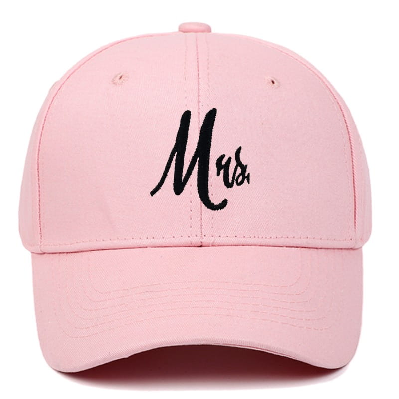 Casquette de baseball rose avec broderie noire de « MRS » en script cursif, issue de la collection de chapeaux parentaux « Mr et Mrs » brodés pour couples.