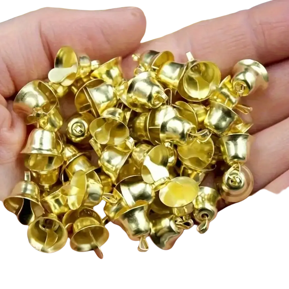 Eine Sammlung von Mini-Glockenanhängern aus goldenem Material mit klassischen Glockenformen und angebrachten Schlaufen zum Aufhängen, dicht nebeneinander angeordnet.