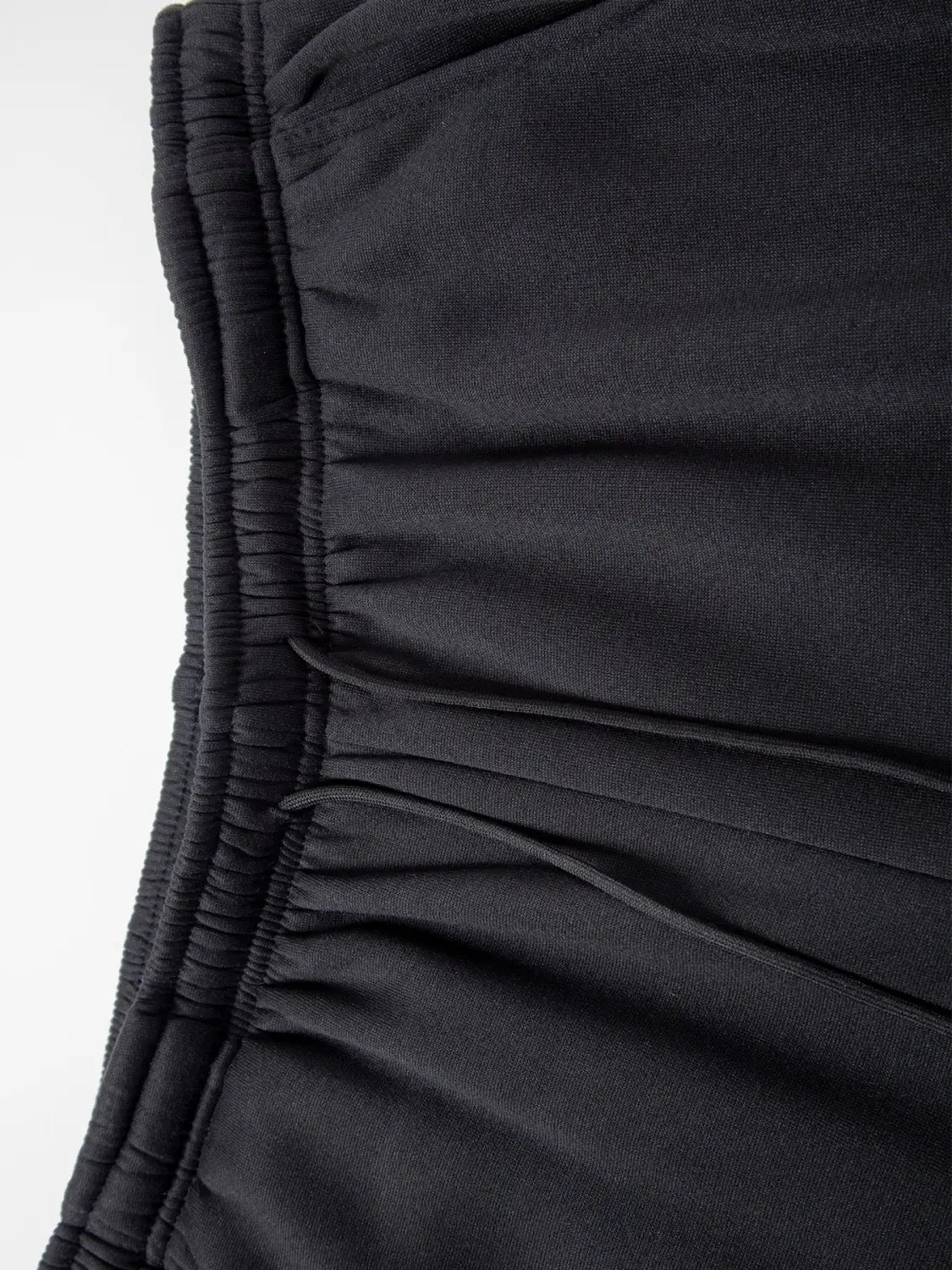 Pantalons de jogging en polaire décontractés pour hommes en noir, avec taille élastique, tissu en polaire texturée douce et détails subtils de cordon de serrage.
