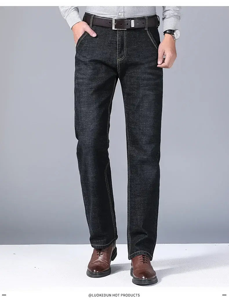 Jeans en denim extensible à coupe slim pour hommes en indigo foncé, avec une coupe droite et des surpiqûres classiques.