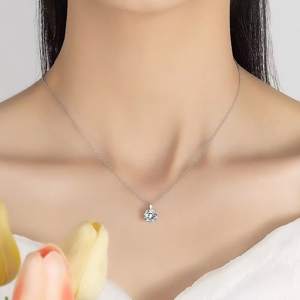 金のチェーンにあしらわれた、単一のきらめく丸形カットダイヤモンドを特徴とする、繊細なスターリングシルバー製ジルコーンペンダントネックレス。