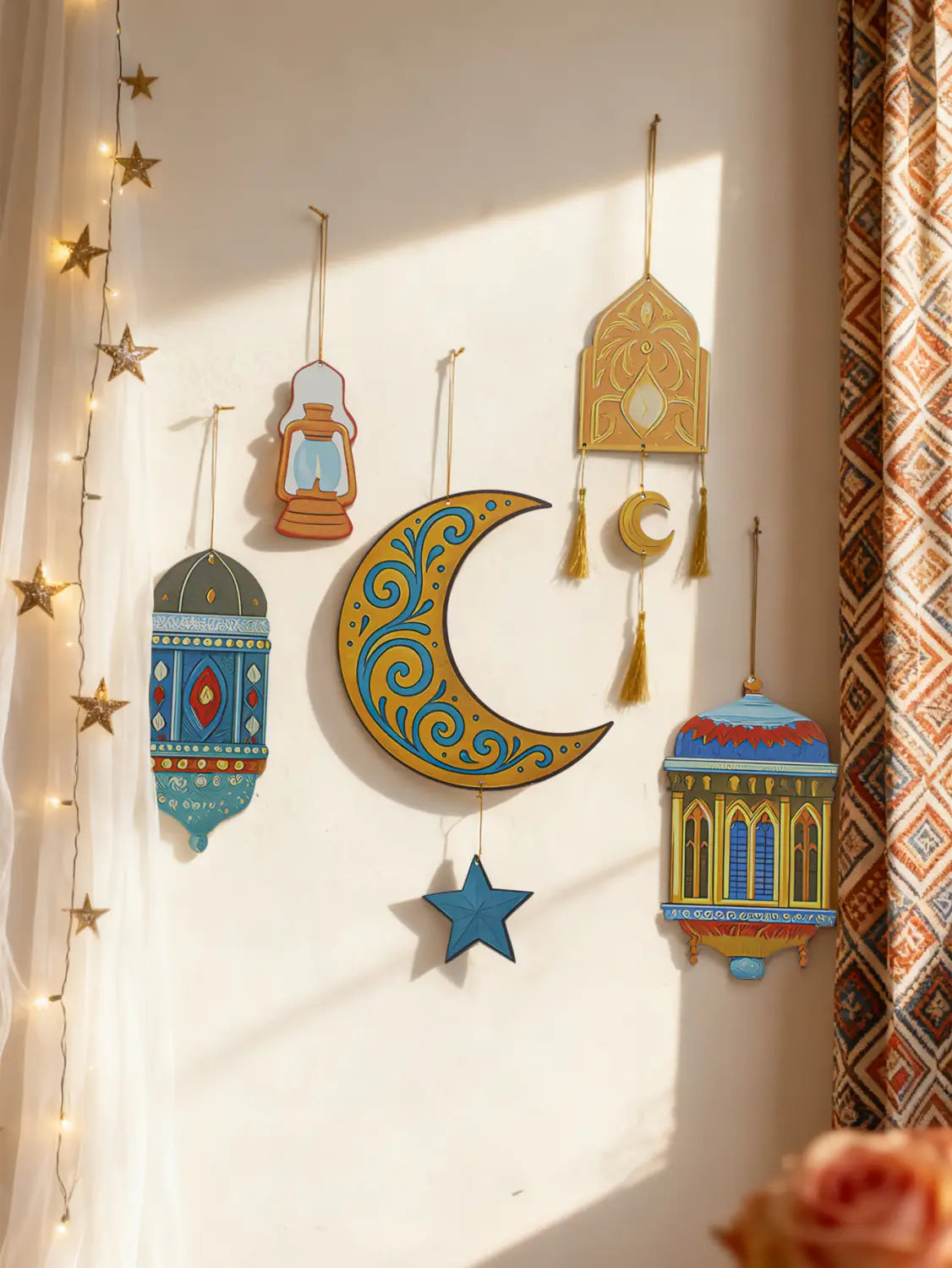 Un farol decorativo de luna y media luna de madera para pared de Ramadán islámico con remolinos turquesa y dorados intrincados en estilo moderno.