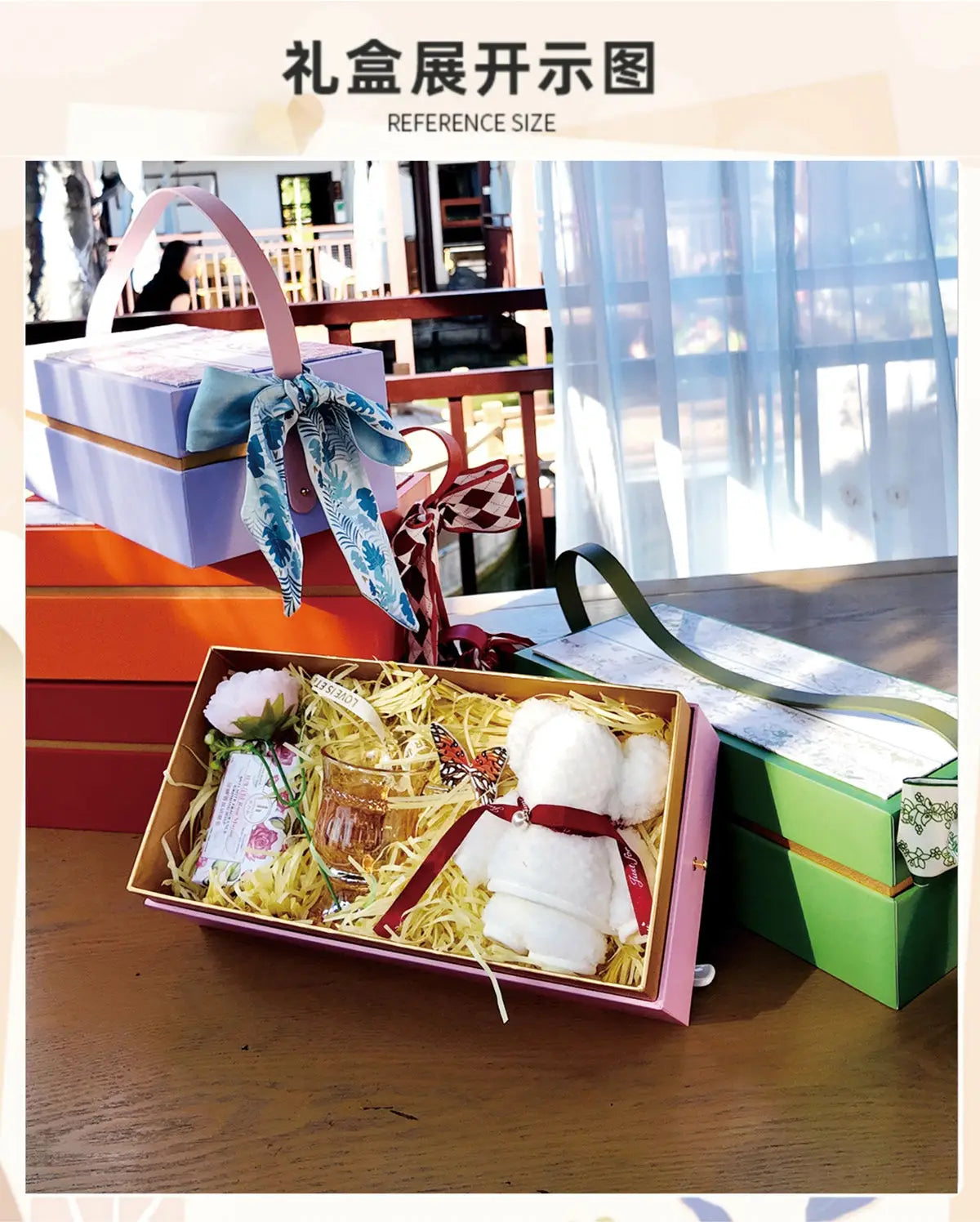 Coffret-cadeau de mariage de luxe pour la demoiselle d’honneur et le meilleur ami, présentant un coffret rectangulaire rose avec une poignée rempli de papier déchiqueté jaune et d’articles divers, notamment un petit jouet peluche blanche noué avec un ruban rouge.