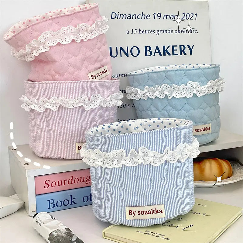Pastellrosa und -blaue gepolsterte Aufbewahrungskörbe für das Kinderzimmer mit weißem Spitzenbesatz aus Stoff