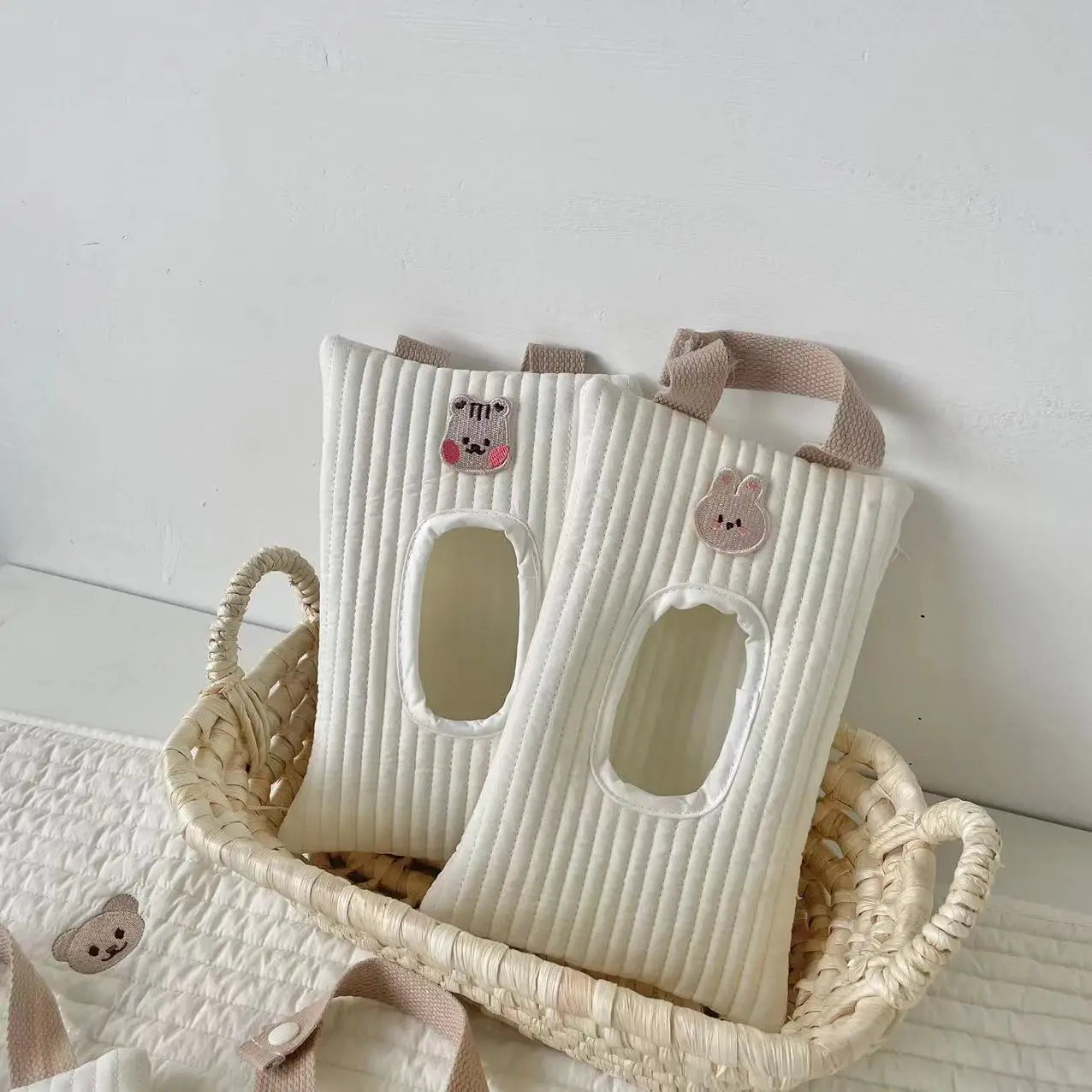 刺繍入りのクマとウサギのフェイスをあしらったクリーム色のキルティング生地のベビーカーティッシュホルダー兼ウェットワイプ用ポーチ