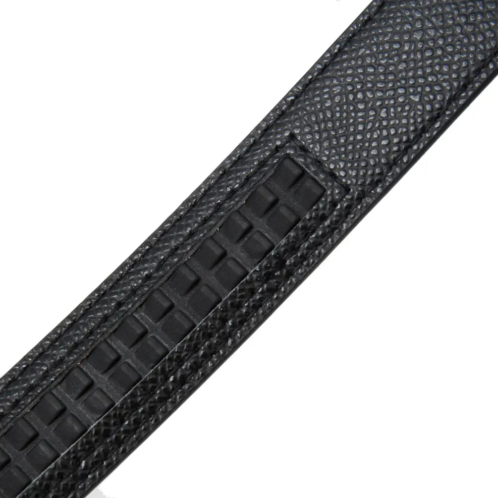Sangle en cuir noir texturé avec une finition légèrement grenelée et une couture précise, conçue pour une ceinture en cuir de femme à boucle automatique, passe-parties fines.